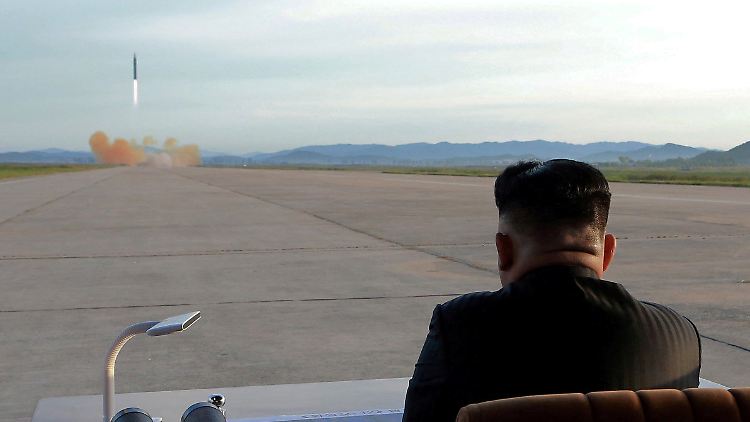 Nordkoreas Diktator Kim Jong Un beobachtet einen Raketenstart.