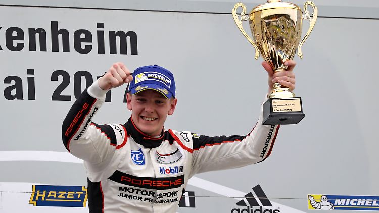 Dennis Olsen feiert den Gesamtsieg des Porsche Carrera Cup Deutschland.