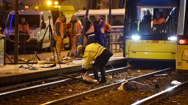 Die Polizei sucht nun Zeugen des Unfalls - auch solche, die in der Nacht zum Samstag im Berliner Stadtgebiet einen Opel Vectra gesehen haben, insbesondere zwischen Landsberger Allee und Lichtenberger Straße.