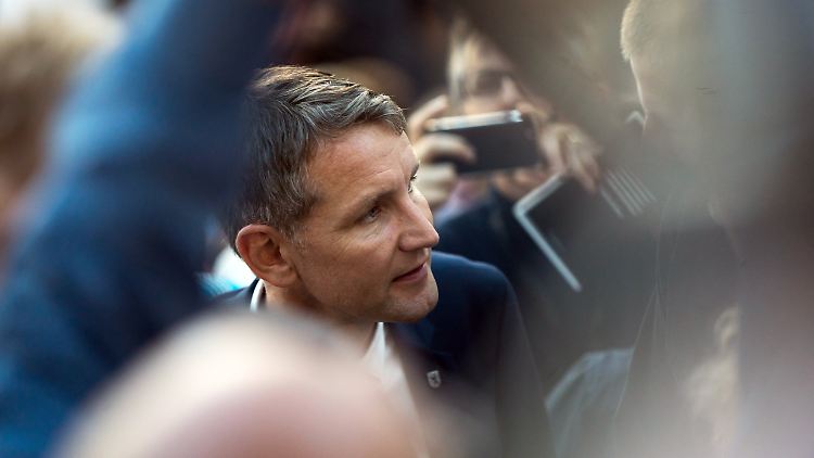 Höckes Auftritt provoziert viele Messe-Besucher.