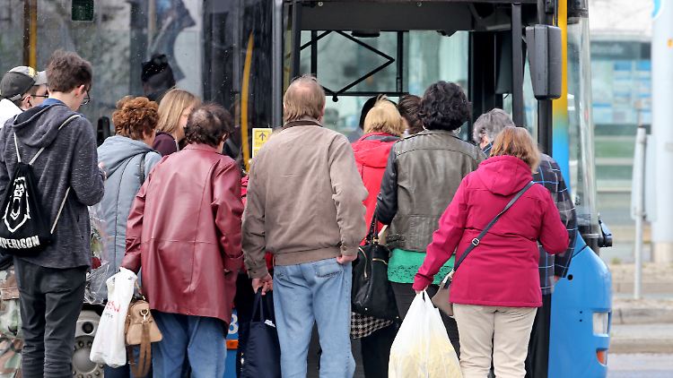 Immer mehr Menschen benutzen öffentliche Verkehrsmittel.