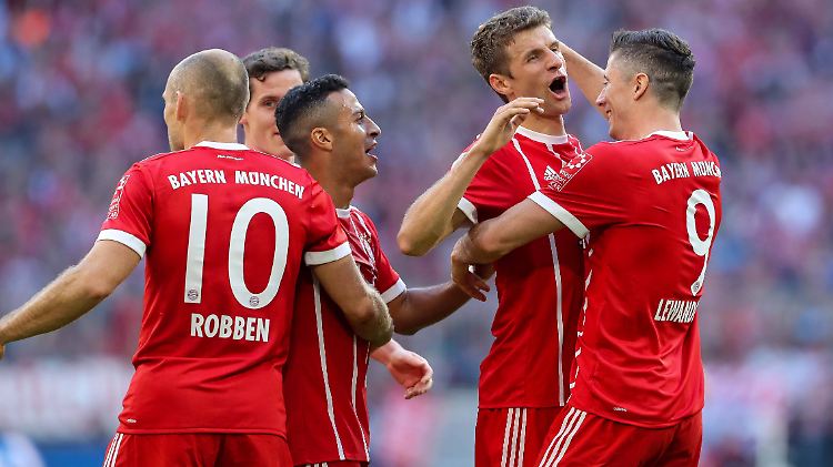 Gemeinsam zum Sieg - die Stars des FC Bayern erringen die drei Punkte gegen den SC Freiburg als Team.
