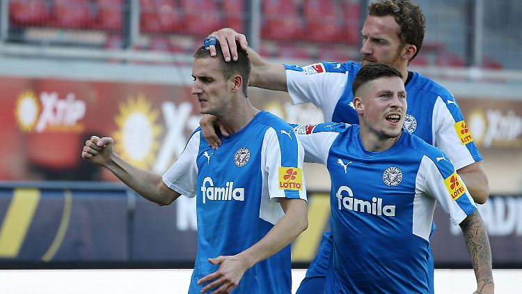 Holstein Kiel sorgt weiter für Furore: Der Aufsteiger eilt auch in Liga 2 von Sieg zu Sieg.