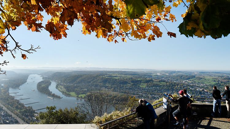 Wer kann, sollte das schöne Wetter noch genießen: Ausflügler auf dem Drachenfels.