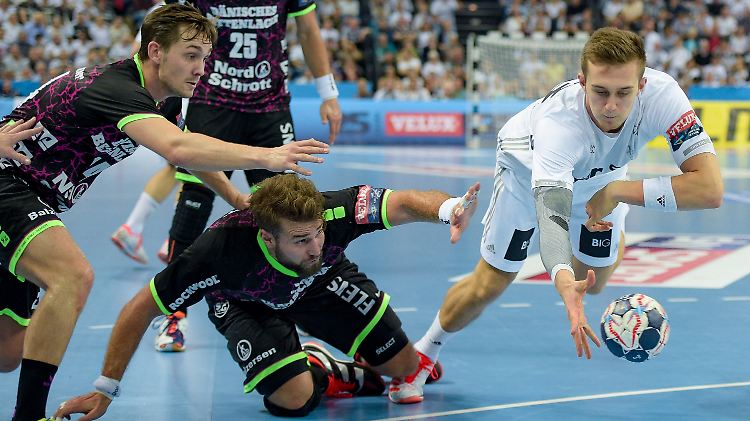Der THW Kiel (in weiß) erreicht gegen den Rivalen SG Flensburg-Handewitt ein Unentschieden.