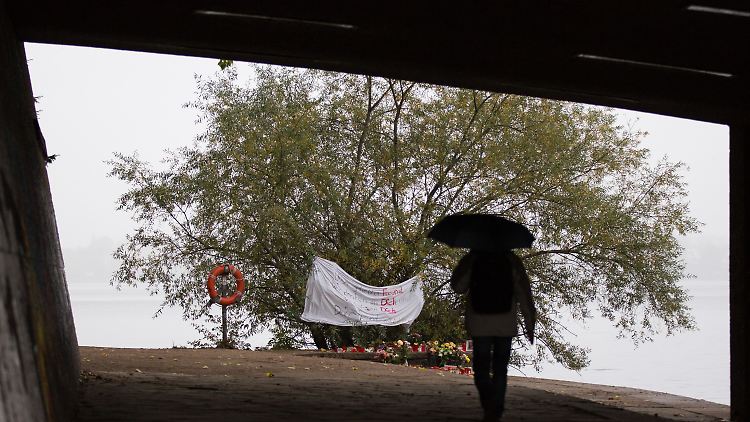 Unter der Kennedybrücke liegen Blumen, Kerzen und Botschaften. Hier wurde der Jugendliche hinterrücks erstochen.