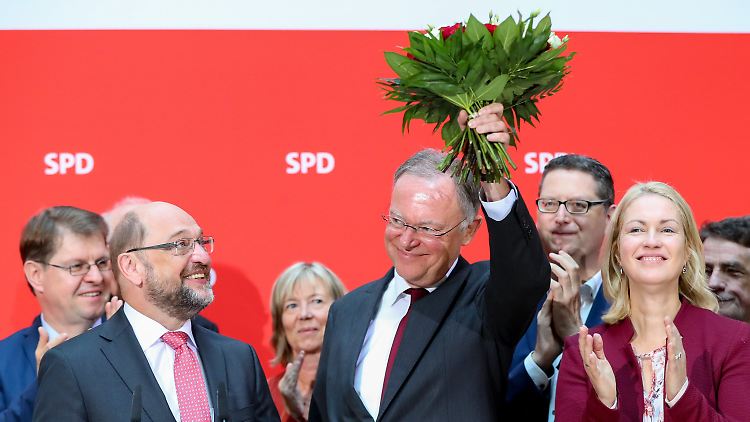 An diesem Morgen wollen sehr viele Genossen mit aufs Bild mit dem Wahlsieger Weil.