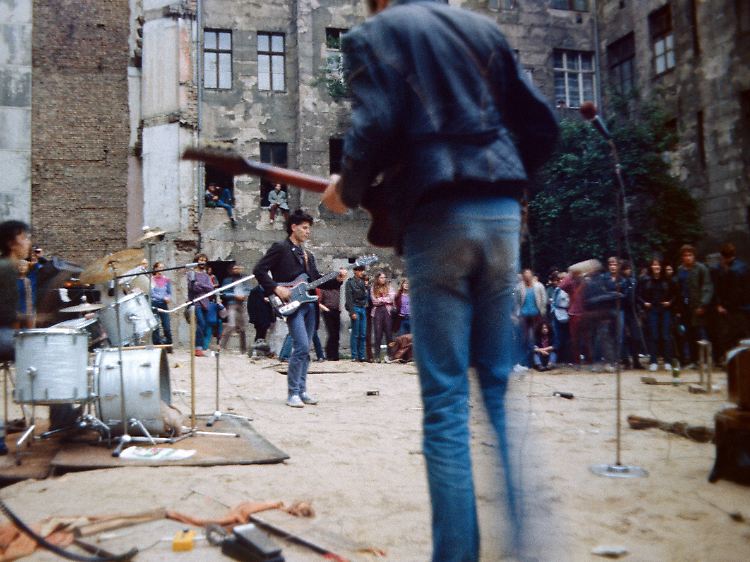Mai 1985: Privat organisiertes Punkkonzert im Hirschhof, in einer nicht so idyllischen Ecke.