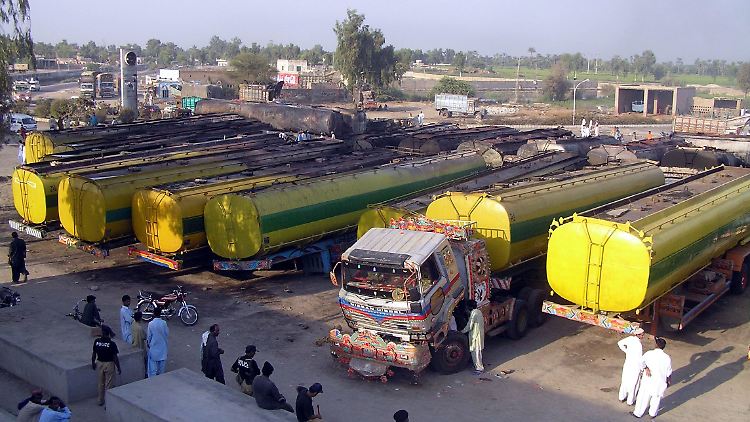 Russische Geheimdienstmitarbeiter sollen seit etwa 18 Monaten Flotten von Tankwagen zu den Taliban schicken.