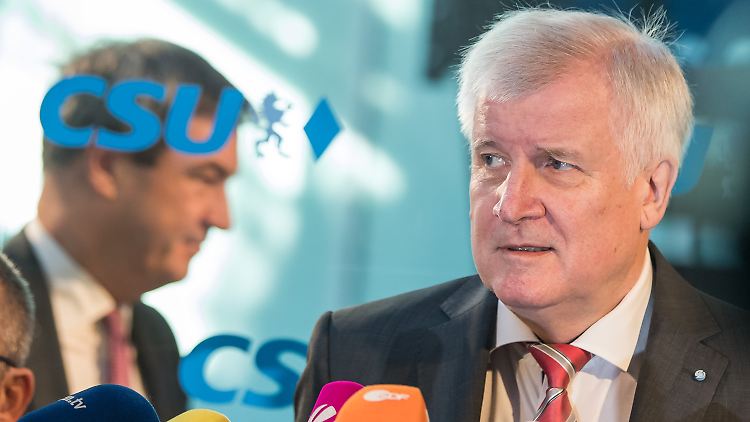 Horst Seehofer ist CSU-Chef, Markus Söder (im Hintergrund) wäre es wohl gerne.