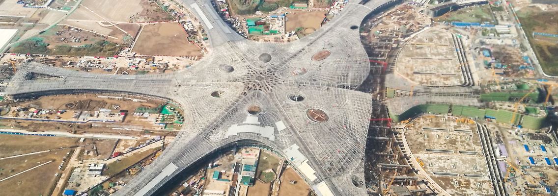 Ein Blick auf die Baustelle des Flughafens Peking-Daxing.