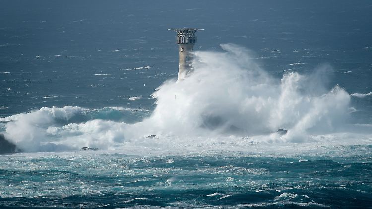 Meteorologen warnen angesichts von "Ophelia" vor Sturmfluten in Irland und Großbritannien.