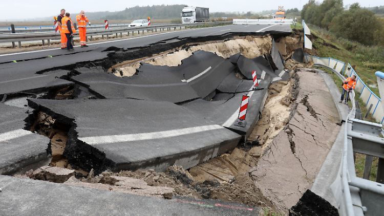 Das Autobahnteilstück der A20 Richtung Rostock ist in den vergangenen Tagen metertief weggebrochen. Nun beginnt das große Bangen um die Urlaubssaison 2018.
