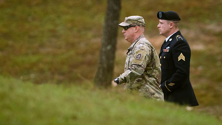 Ein Soldat führt Bergdahl (r.) zu seiner Anhörung ins Militärgericht in Fort Bragg.