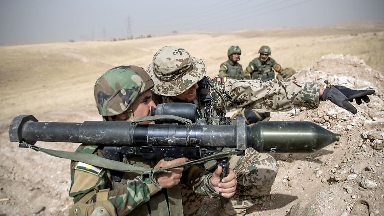 Szene aus dem letzten Jahr: Ein Soldat der Bundeswehr weist einen Angehörigen der Peschmerga bei einer Übung ein.