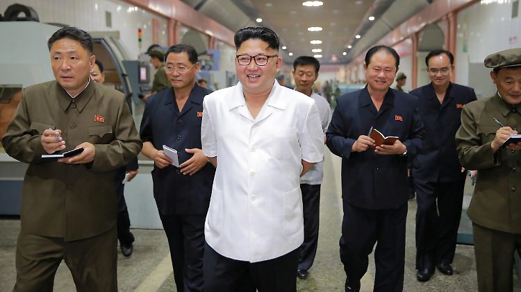Streng autoritär geführter Militärstaat: Nordkoreas Machthaber Kim Jong-Un, hier bei der Besichtigung einer Maschinenfabrik.