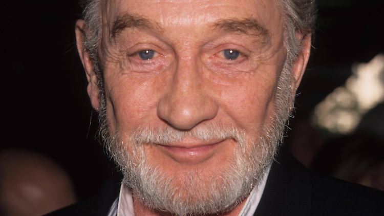 Roy Dotrice wurde im Jahr 2000 mit einem Tony Award ausgezeichnet.