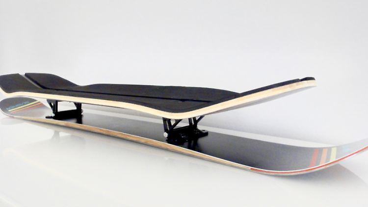 Ein Snow-Skateboard besteht im Prinzip aus einem Skateboard-Deck und einem Mono-Ski, die mit Scharnieren verbunden sind.