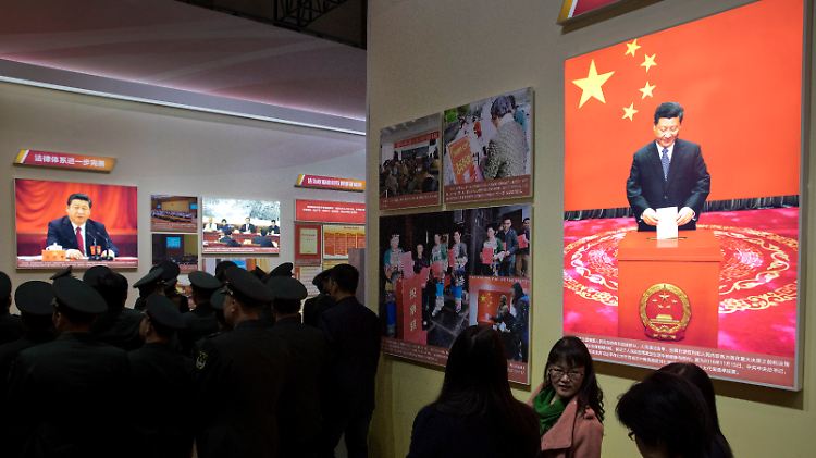 Staatschef Xi Jinping ist in China allgegenwärtig: Auf einer Ausstellung werden die Erfolge seiner fünfjährigen Präsidentschaft präsentiert.