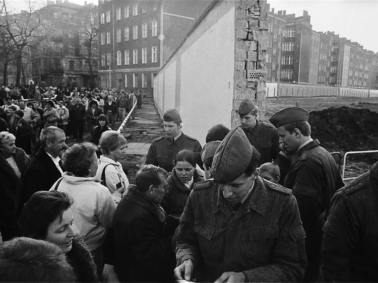 11. November 1989 an der Bernauer, Ecke Oderberger/Schwedter Straße: DDR-Grenzsoldaten kontrollieren die Ausweise.