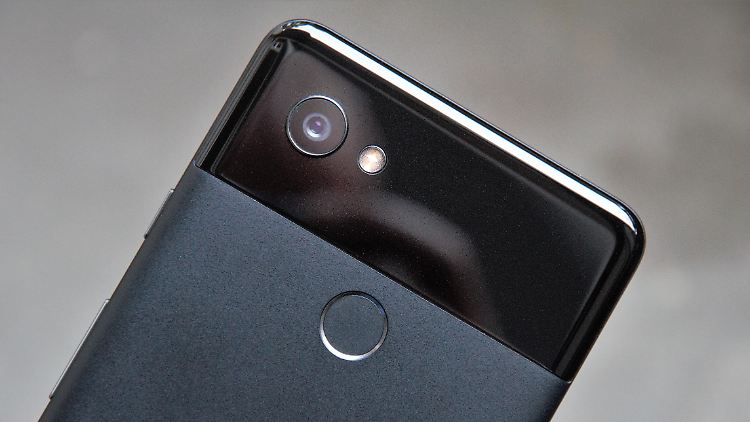 Die Metallrückseite des Pixel 2 hat wie der Vorgänger einen Bereich, der von Glas bedeckt ist. 