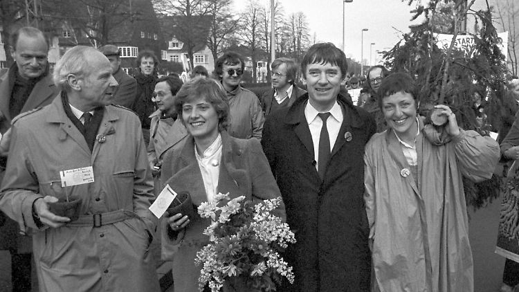 1983 zogen die Grünen in den Bundestag ein. Die Abgeordneten Gert Bastian, Petra Kelly, Otto Schily und Marieluise Beck-Oberdorf (von l. nach r.) auf dem Weg zum Bundesparlament.