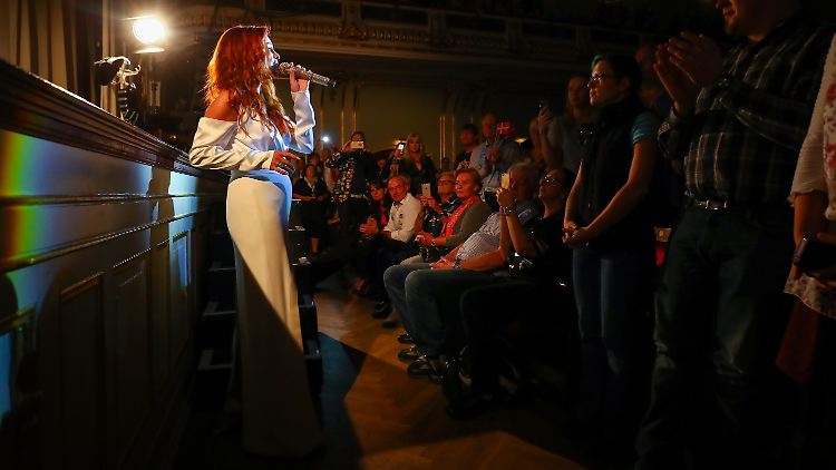 Begehen in diesen Tagen ihre "Silberne Hochzeit": Andrea Berg und ihre Fans.