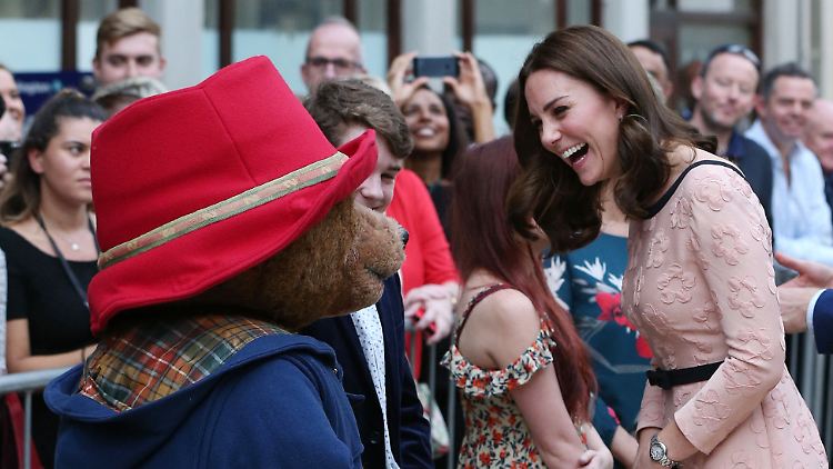 Herzogin Kate zeigte sich zuletzt vergnügt mit Paddington Bär: Das Schlimmste in puncto Übelkeit scheint überstanden. 