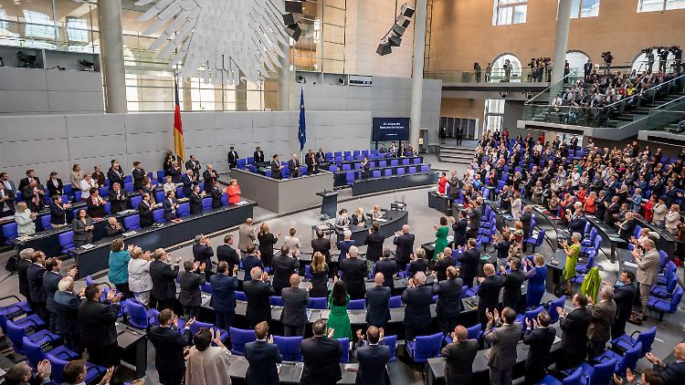 Von der Mitte des Plenarsaals aus leiten der Bundestagspräsident oder seine Stellvertreter die Sitzungen im Bundestag.