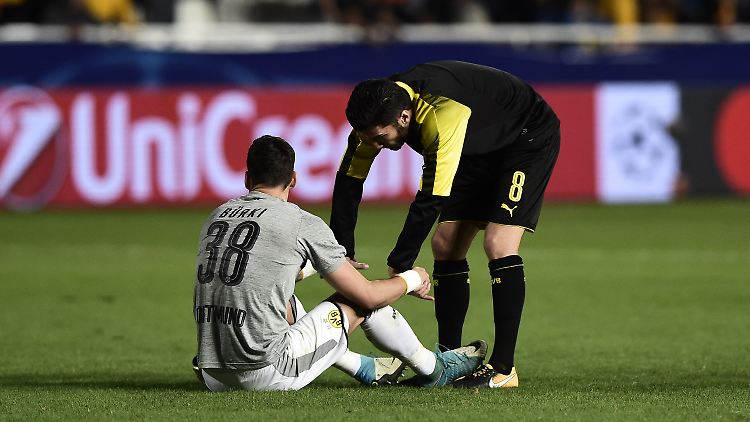 Sahin tröstet seinen Keeper Bürki. Der hatte mal wieder entscheidend gepatzt.