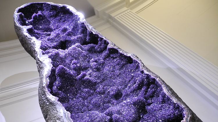 Die Bezeichnung Amethyst geht auf das griechische "amethystos" zurück und bedeutet: dem Rausch entgegenwirkend. Man glaubte, gegen die berauschende Wirkung von Wein gefeit zu sei, wenn man einen Amethyst trägt.
