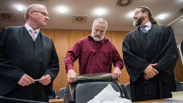 Rechtsanwalt Robert Kain (r.) will eine Bewährungsstrafe für den mutmaßlichen Schweizer Spion Daniel M. (m.) erreichen.