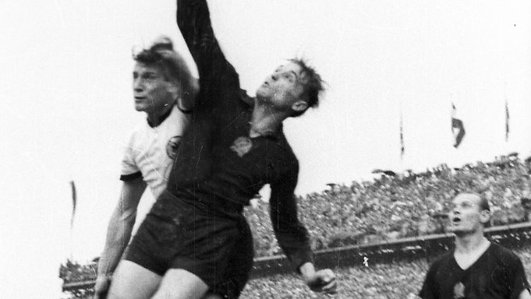 Hans Schäfer (l.) nahm im WM-Finale 1954 eine entscheidende Rolle ein - er bereitete das entscheidende 3:2 vor.