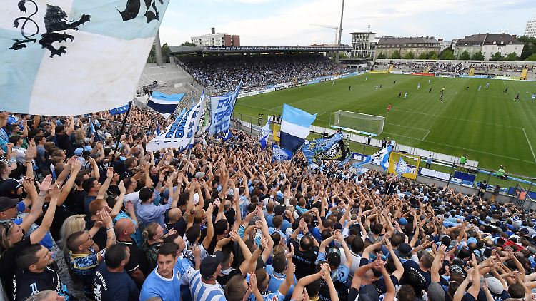 12.500 Zuschauer passen ins alte Grünwalder Stadion. Fast immer ist es ausverkauft.