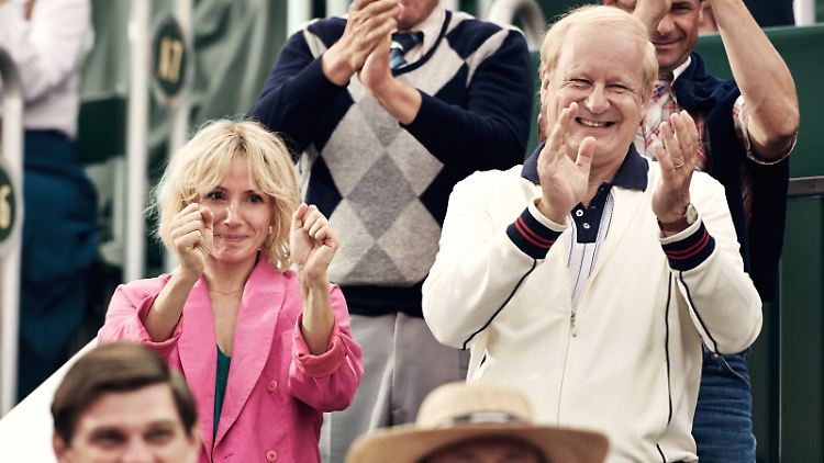 Tuva Novotny als seine Verlobte Mariana Simionescu, ebenfalls Tennisspielerin, und Stellan Skarsgard als sein Trainer und Motivator.