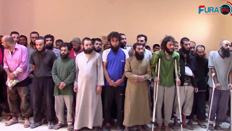 Das Videostandbild zeigt IS-Kämpfer, die sich ergeben haben, in einer Basis der Syrischen Demokratischen Kräfte (SDF) in Rakka.
