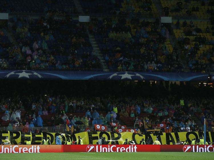 "Freiheit": Barça-Fans bekennen beim CL-Spiel gegen Piräus Farbe.