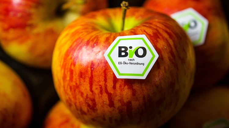 Naturkostläden sind von gestern: Fast zwei Drittel der Umsätze mit Bio-Produkten werden inzwischen in Supermärkten, bei Discountern und in Drogeriemärkten gemacht - und ihr Anteil steigt. 