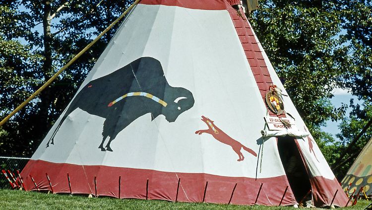 Ein Leben im Tipi als Jäger und Sammler - Amerikas Ureinwohner haben längst andere Einnahmequellen für sich entdeckt.