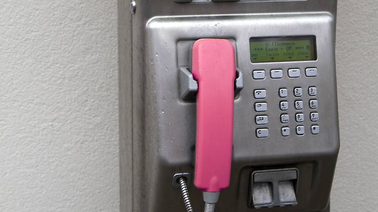 Im Jahr 2004 gab es in Deutschland noch mehr als 100.000 Telefonzellen - später dann setzte sich das Handy vollends durch.