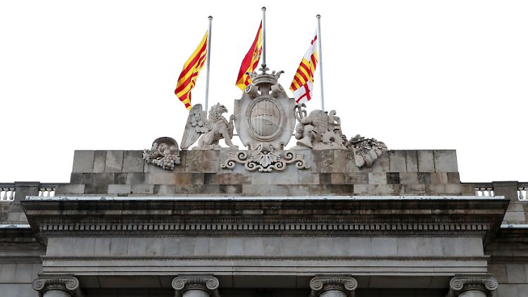 Punkt 10.00 Uhr am Donnerstag, 19. Oktober 2017 in Barcelona: Die Uhr am Sitz der Regionalregierung in Barcelona zeigt das Ende des spanischen Ultimatums an.