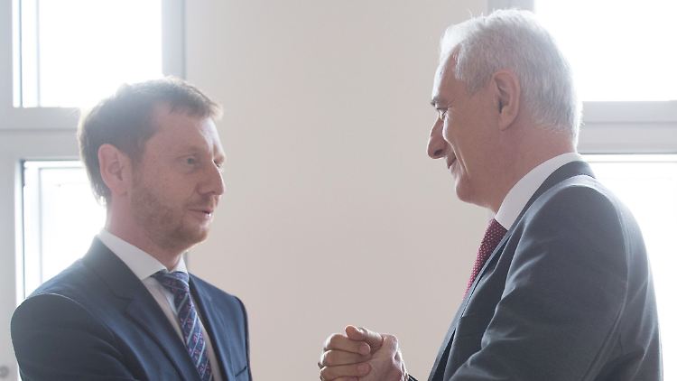 Dem Herrn rechts fehlt die Kraft - der Herr links glaubt, sie zu haben: Tillich übergibt demnächst an Kretschmer.