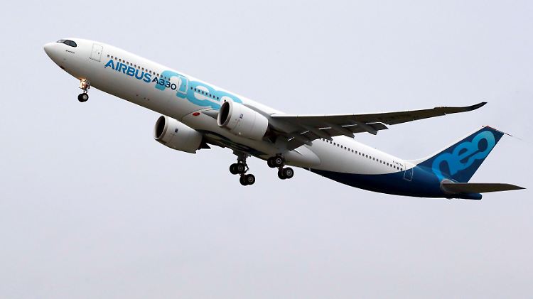 AirAsia spannte
Airbus lange auf die Folter. Erst am letzten Tag der
Luftfahrtschau im britischen Farnborough konnte der europäische
Flugzeugbauer den erhofften Prestigeerfolg
feiern.
