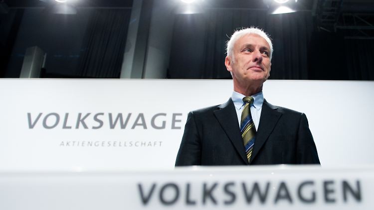 Volkswagen-Chef Matthias Müller bleibt guter Dinge - nur der Vergleich mit Tesla stört ihn.