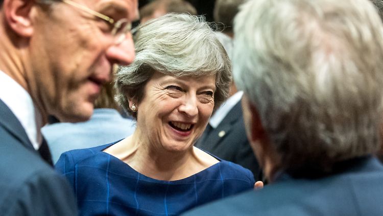 May versucht es in Brüssel mit Charme.