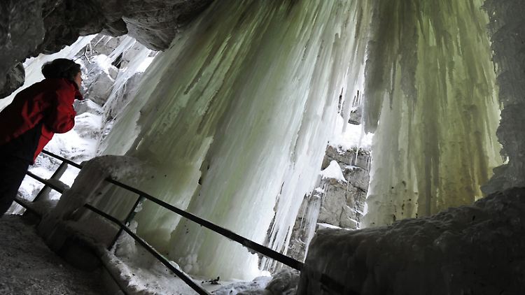 Bizarre Formationen: Wenn das Wasser in der Breitachklamm im Winter gefriert, entsteht ein mächtiger Eisvorhang.