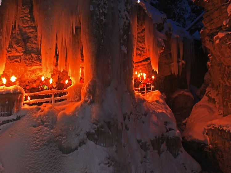 Magische Stimmung: Die winterliche Fackelwanderung durch die Breitachklamm ist ein besonderes Erlebnis.