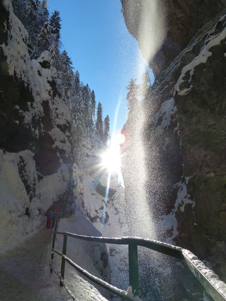 Wie Diamanten funkelt der Schnee in der Luft: Die Breitachklamm bietet spektakuläre Motive.