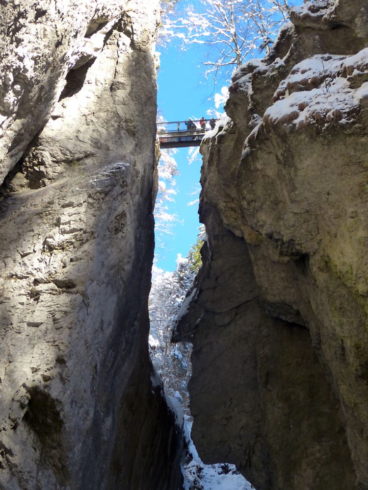 Über der Klamm spannt sich der Zwingsteg auf, einst eine Schmugglerroute. Die heutige Variante wird vor allem von Touristen genutzt.