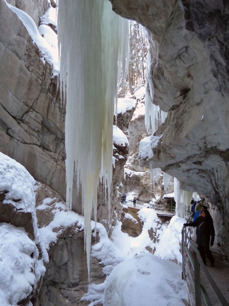 Andächtiges Staunen über die Riesen-Eiszapfen in der Breitachklamm: Die Schlucht ist bei Besuchern unheimlich beliebt.